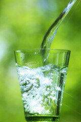 グラスに注ぐ水