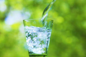グラスに注ぐ水
