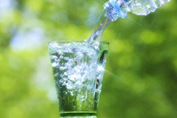 グラスに注ぐ水