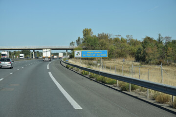 En roulant : autoroute A62 dans le Tarn et Garonne, Occitanie, France.
