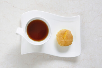 洋菓子マドレーヌと紅茶