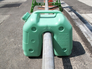 道路工事現場の樹脂製の安全柵の水タンクのおもり