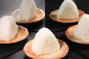 鏡に映るおにぎり