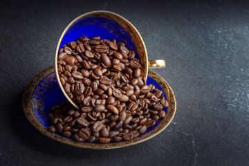 Geröstete Kaffeebohnen auf einem Kaffeeset dekoriert