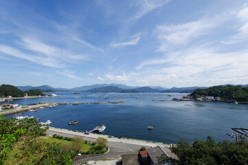 Obraz premium 宇和海に点在する養殖棚