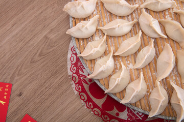 White flour dumplings and blessing window grilles wrapped on a tray