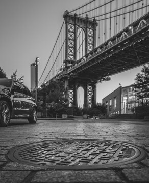 Fototapeta black and white pavement bridge manhattan New York car 