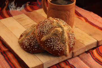 pan de muerto con ajonjolí y café negro   