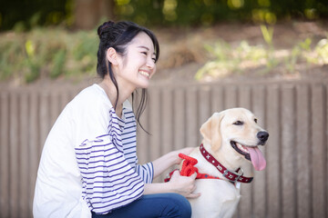 犬の散歩をする女性
