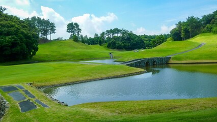 シーズン到来！一面緑のじゅうたんになった美しいゴルフコース