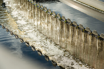 gereinigtes Wasser im Klärwerk läuft in der letzten Reinigungsstufe im Nachklärbecken  in Rinne.