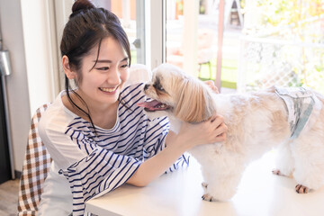 愛犬と遊ぶ女性 