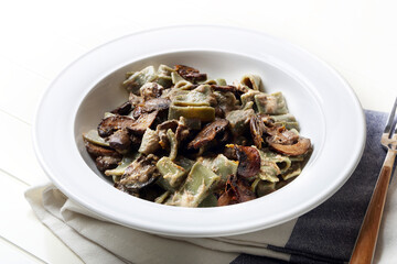 Spirulina pasta with mushrooms, garlic and coconut sauce