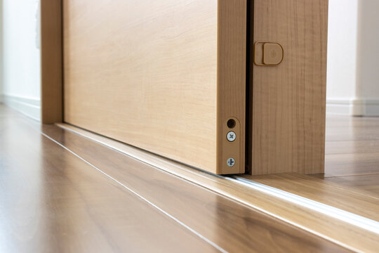 開いた引き戸とドアレール