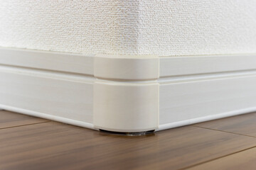 フローリングの床と、壁の角