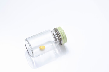 一錠だけ残ったビタミン剤の薬ビン