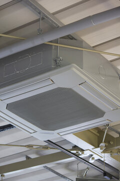 天井の吊り下げ型の新型エアコン