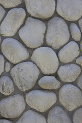 丸い石を埋め込んだ壁面