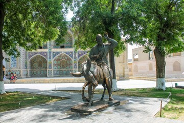 Naklejka premium statue of monarch