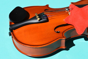 Obraz premium Violin isolated in blue