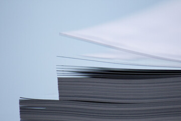 風でめくれる本