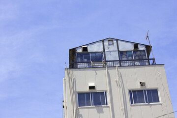 ビル屋上に増築したプレハブ