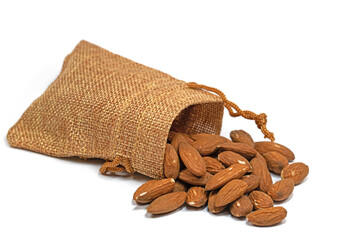 Mandelkerne im Stoffsack, isoliert vor weißem Hintergrund