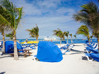 Traumreise Karibikkreuzfahrt mit Kreuzfahrtschiff - Dream holiday and vacation on Caribbean cruise...