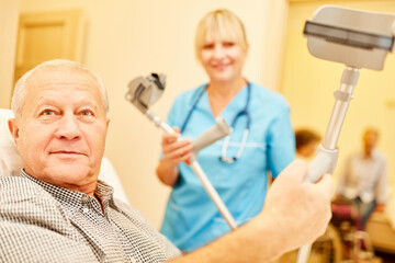 Behinderter Senior Mann mit Krücken