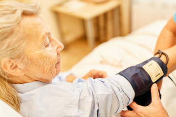 Blutdruckmessung bei einer Senior Frau