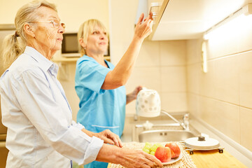 Senior Frau und Pflegehilfe in der Küche