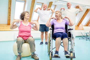 Senioren machen Übungen für den Rücken