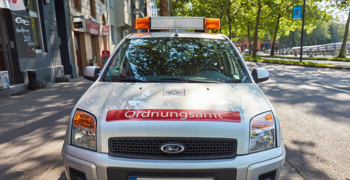 Auto Ohne Tüv Ordnungsamt Melden 「Ordnungsamt」の写真素材 | 1,479件の無料イラスト画像 | Adobe Stock