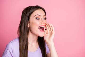 Close up photo of positive cheerful excited girl hold hand lips mouth shout share private novelty copyspace wear good look clothes isolated over pink color background