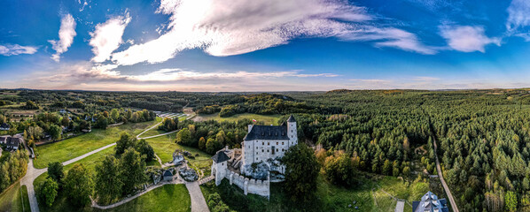Zamek w Bobolicach – zamek królewski zbudowany pierwotnie w połowie XIV wieku i następnie przebudowywany. Położony jest na Jurze Krakowsko-Częstochowskiej, w systemie tzw. Orlich Gniazd, z lotu ptaka - obrazy, fototapety, plakaty