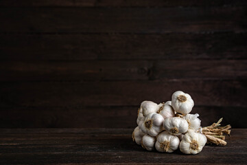 Knoblauchzehen Bündel auf Holz