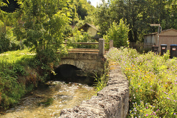 idyllische Dorfbr&uuml;cke