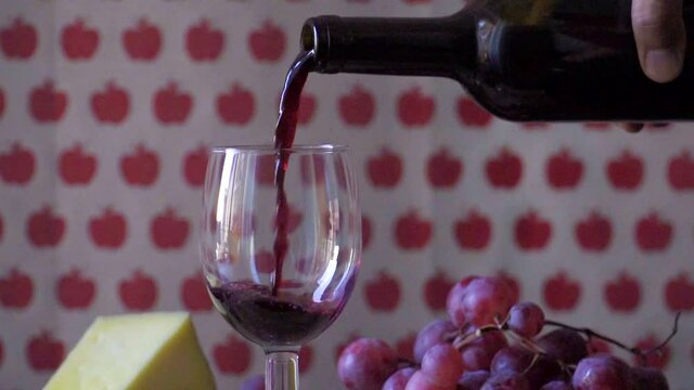 Sirviendo vino en camara lenta