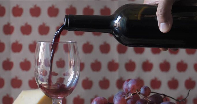 Sirviendo una copa de vino tinto