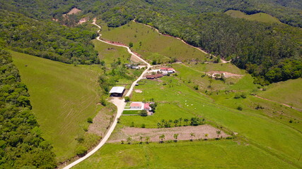 Vista aérea de fazenda e natureza na cidade de Antonio Carlos em Santa Catarina Brasil 