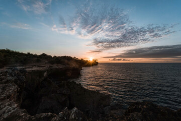 Obraz premium Beautiful rock beach landscape view at sunset