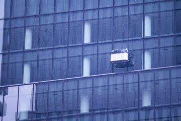 Obraz premium 高層ビルの窓清掃のゴンドラ