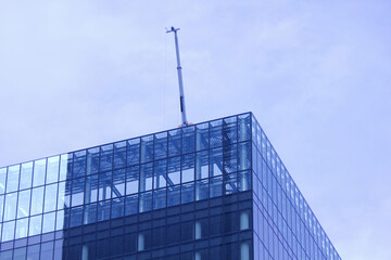 Fototapeta na wymiar 高層ビルの窓清掃のゴンドラ