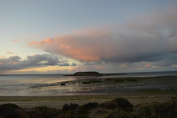 Obraz premium Sunset over the wildlife park and stunning Valdes Peninsula in Argentina