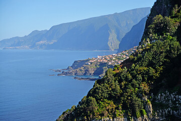 Fototapeta na wymiar view of the sea from the mountain in Madeira