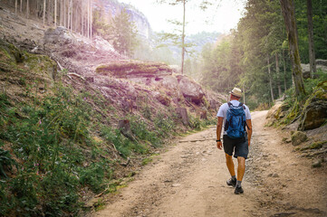 Obraz premium men is walking at mountain