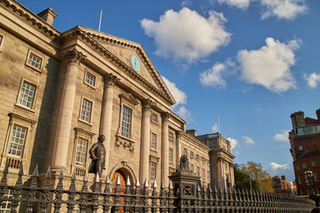 Obraz premium The exterior of Trinity College in Dublin, Ireland