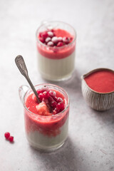 Pudding semoule matcha et fruits rouges fait maison