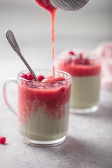 Pudding semoule matcha et fruits rouges fait maison