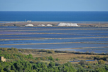 Salins de La Palme entre étang et mer Méditerranée, Aude, Languedoc, Occitanie.